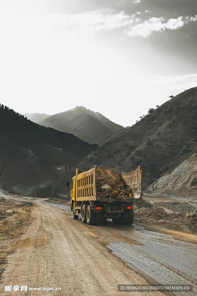 矿山中的黄色自卸卡车