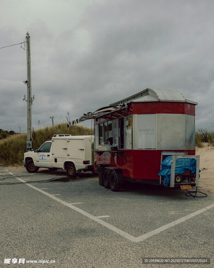 停车场中的餐车与货车
