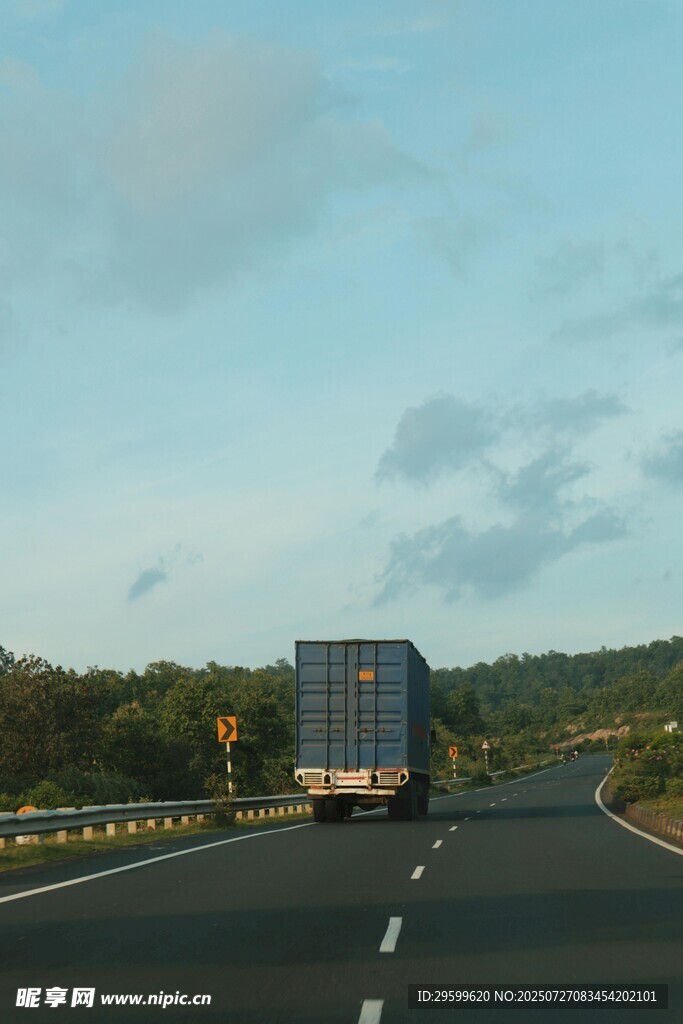 公路上行驶的载货卡车