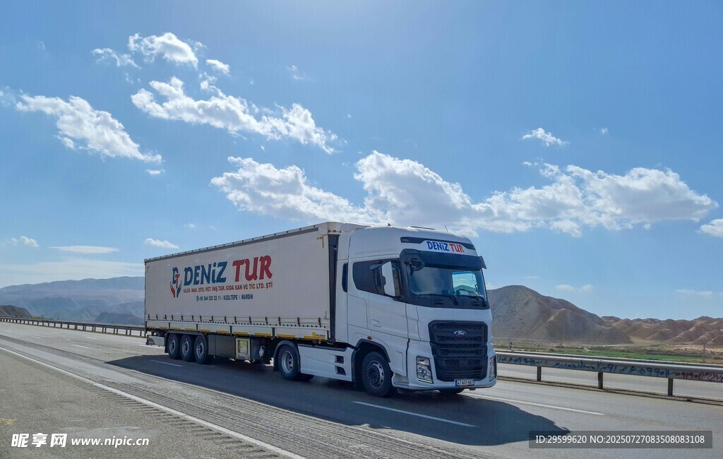 公路上行驶的大型货运卡车