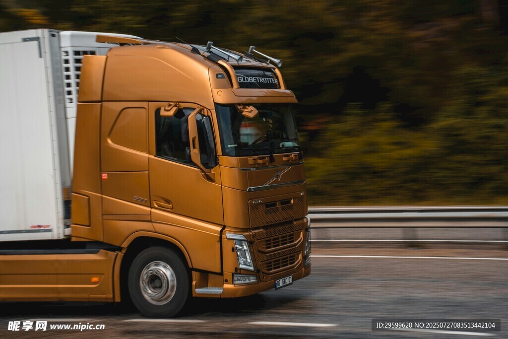 公路上行驶的橙色货运卡车