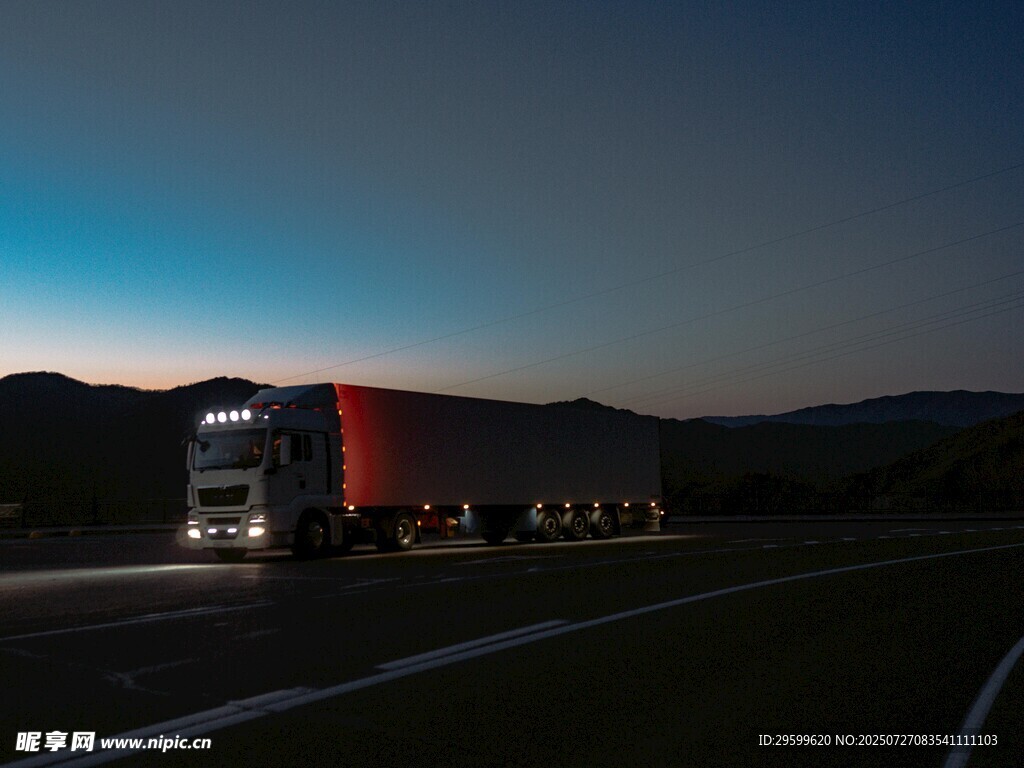 夜幕下的公路货运卡车