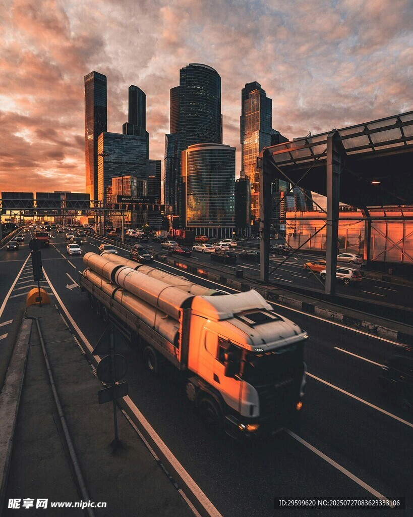 黄昏下铁轨上行驶的列车