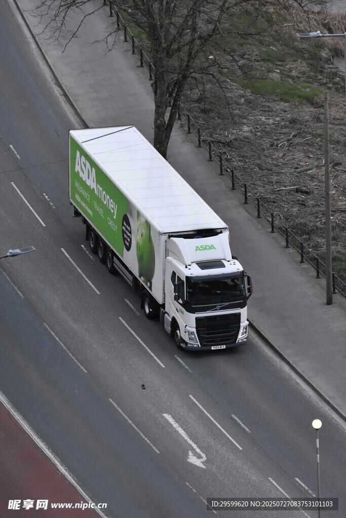 公路上的绿色货运卡车