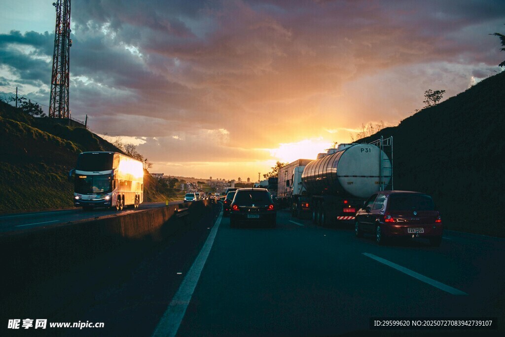 公路黄昏下的繁忙货运景象