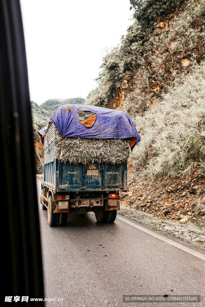 山路行驶的载货卡车