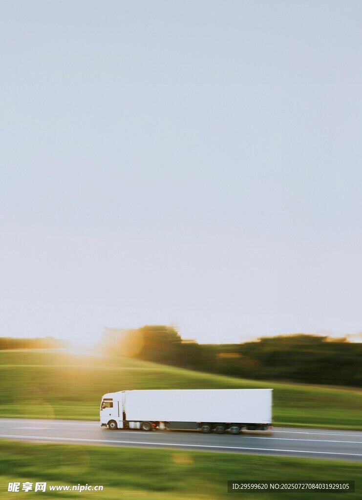 公路上行驶的白色货运卡车