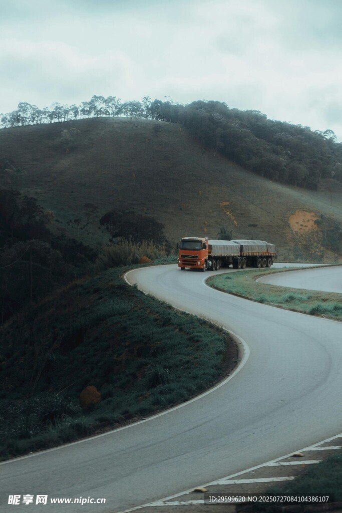 蜿蜒公路上的行驶车辆