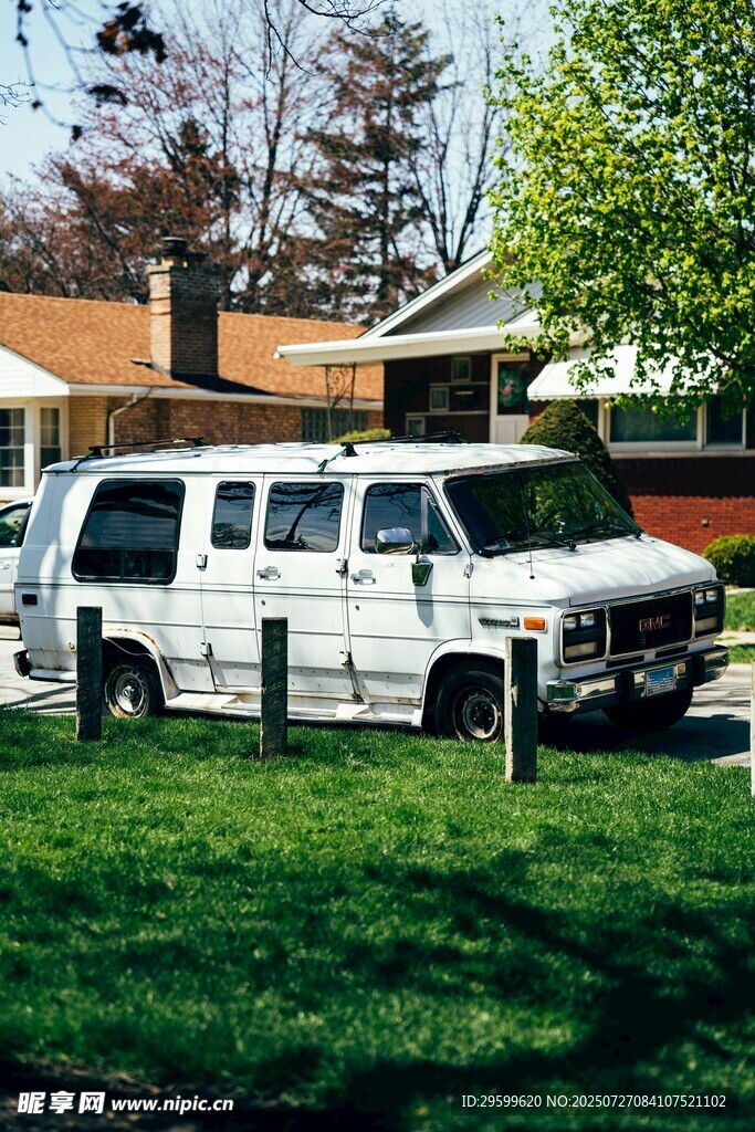 户外草地上的白色露营车