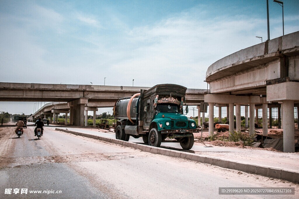 公路上行驶的大型货车