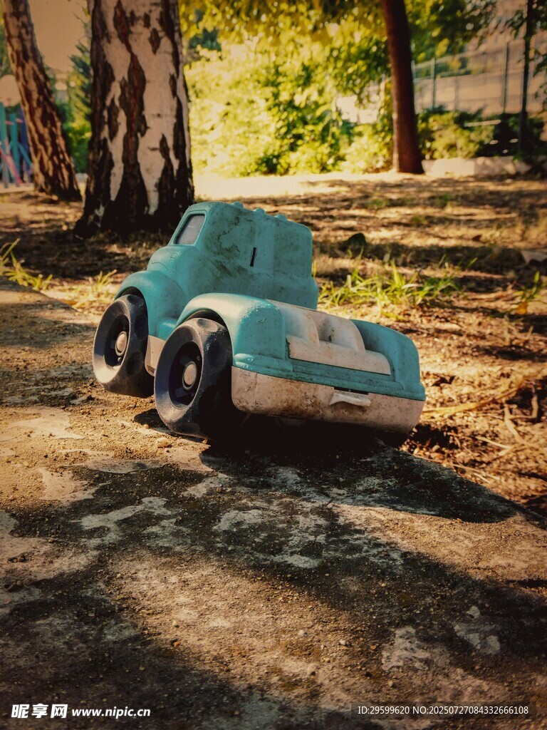 户外泥地中的复古玩具车