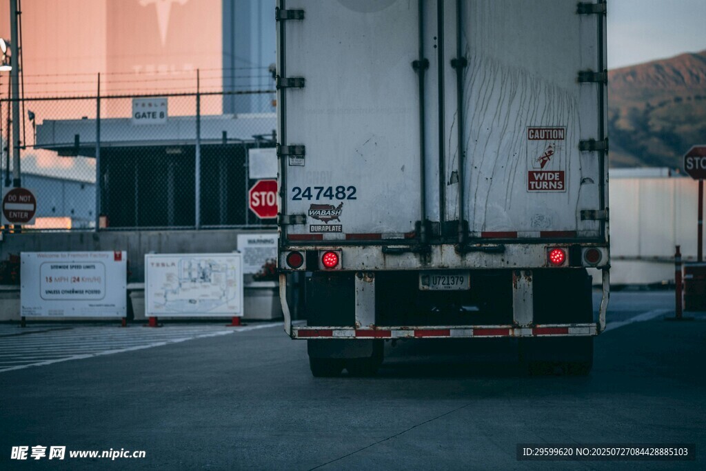公路上行驶的大型货运卡车