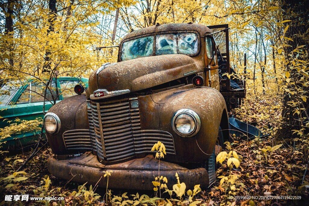 秋日荒野中的老旧废弃汽车