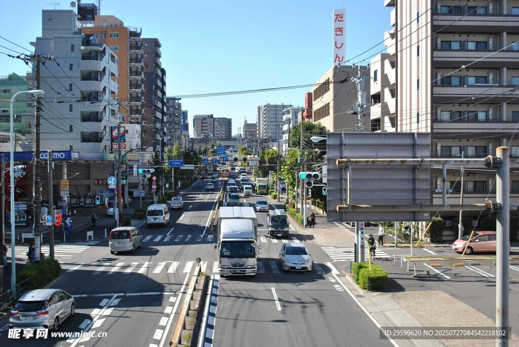 城市繁忙街道景象