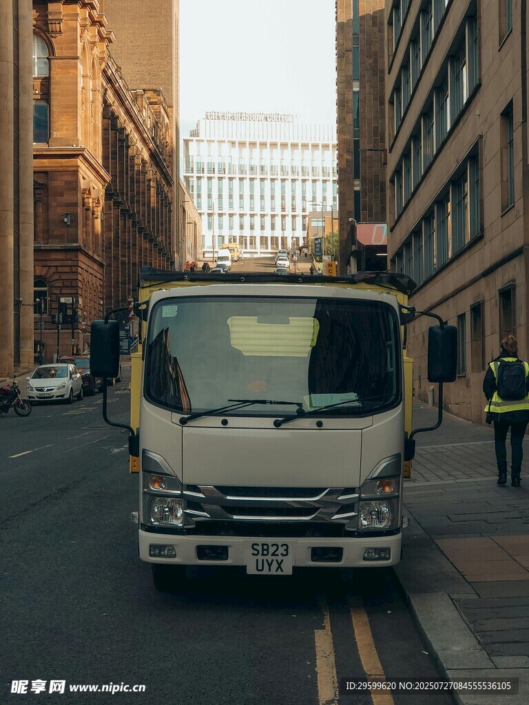 城市街道上的白色货车
