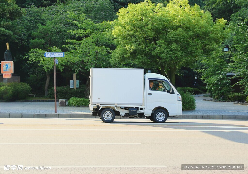 路边停靠的白色厢式货车
