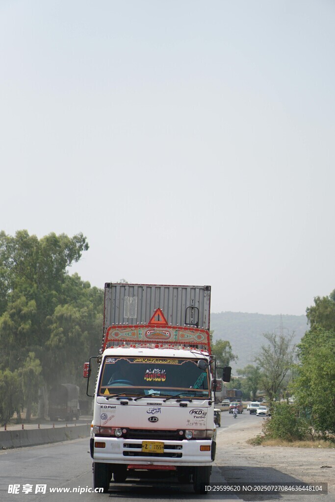 公路上行驶的载货大卡车