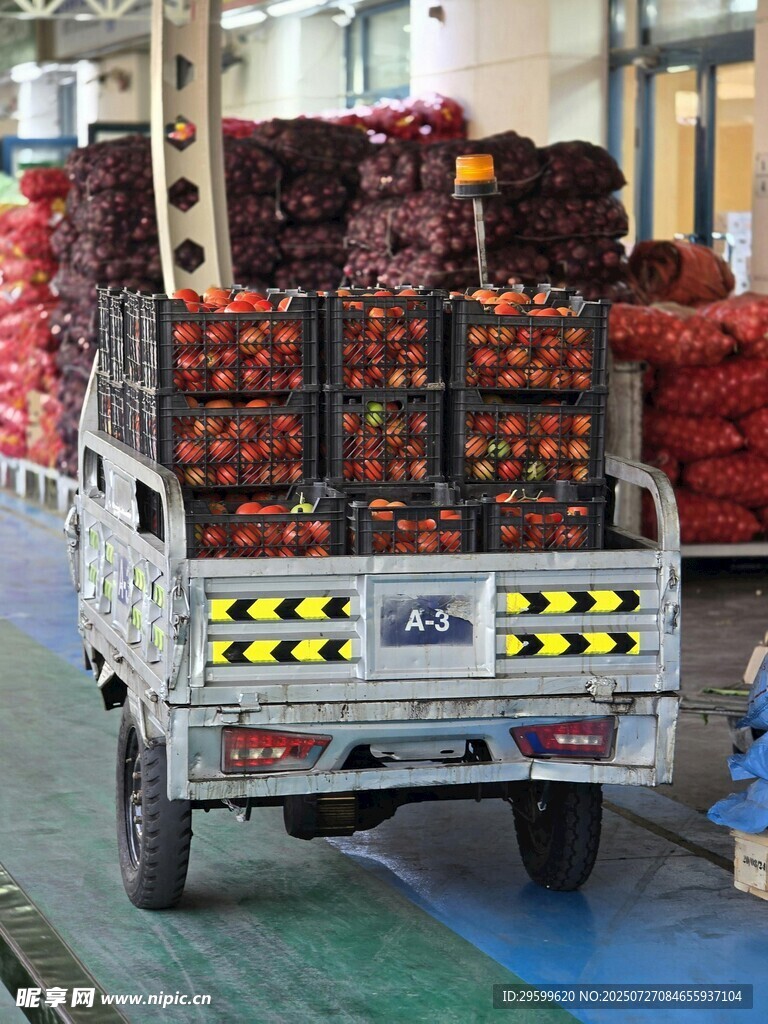仓库中载货的小型运输车