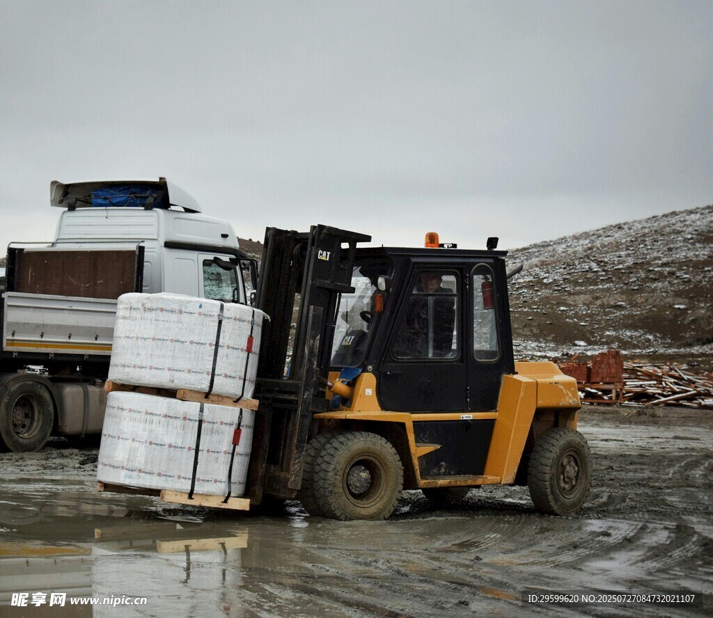 叉车搬运货物于户外场地