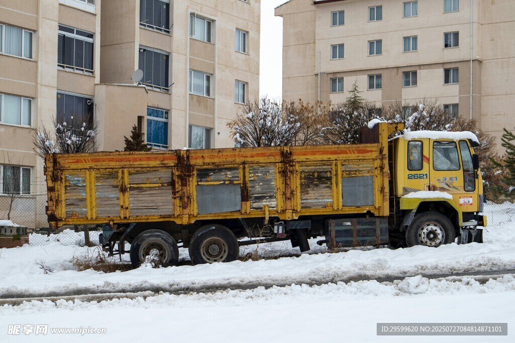 雪地上的黄色工程自卸车