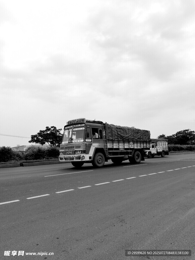 公路上行驶的载货大卡车