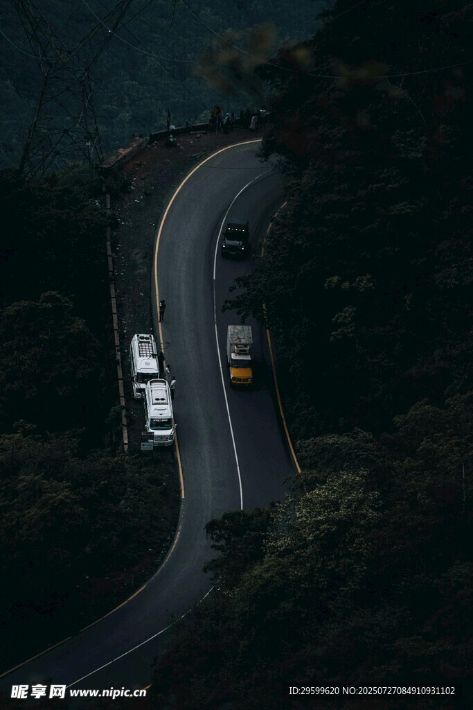 蜿蜒山路行驶的多辆汽车