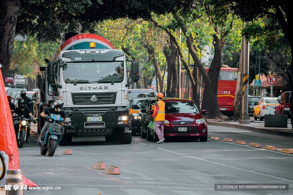 道路施工场景中的作业车辆
