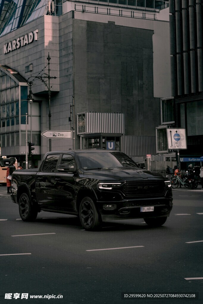 城市街头行驶的黑色汽车