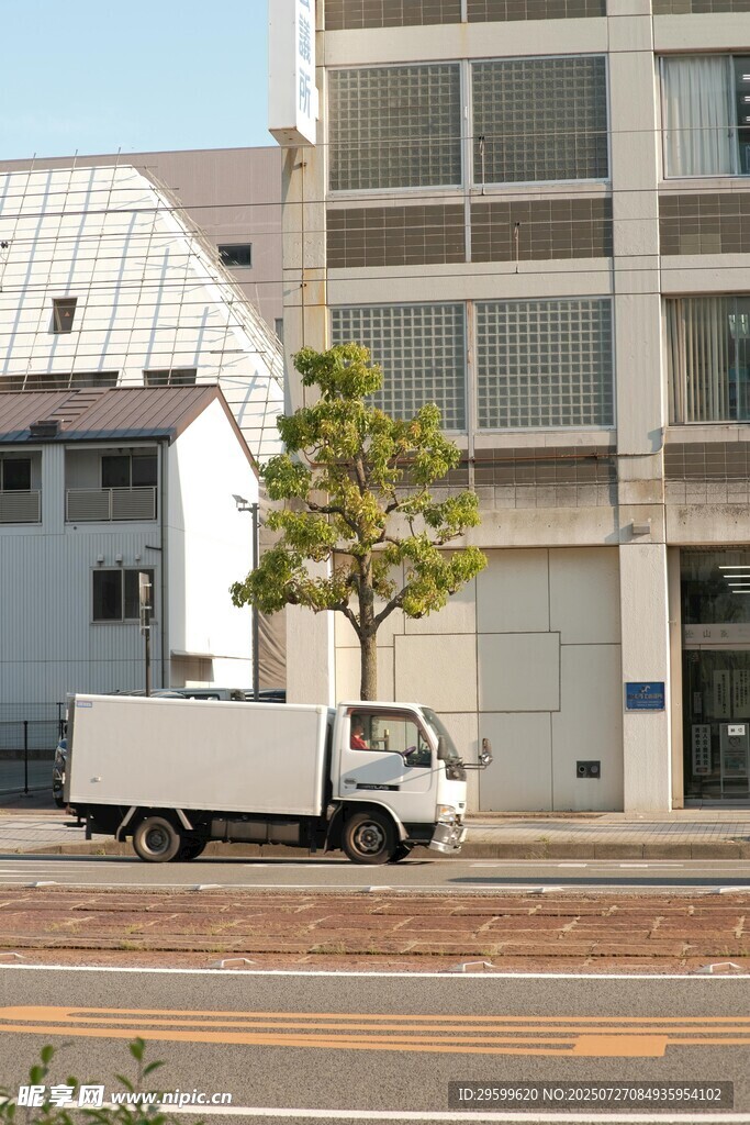 街道旁的白色货车与建筑