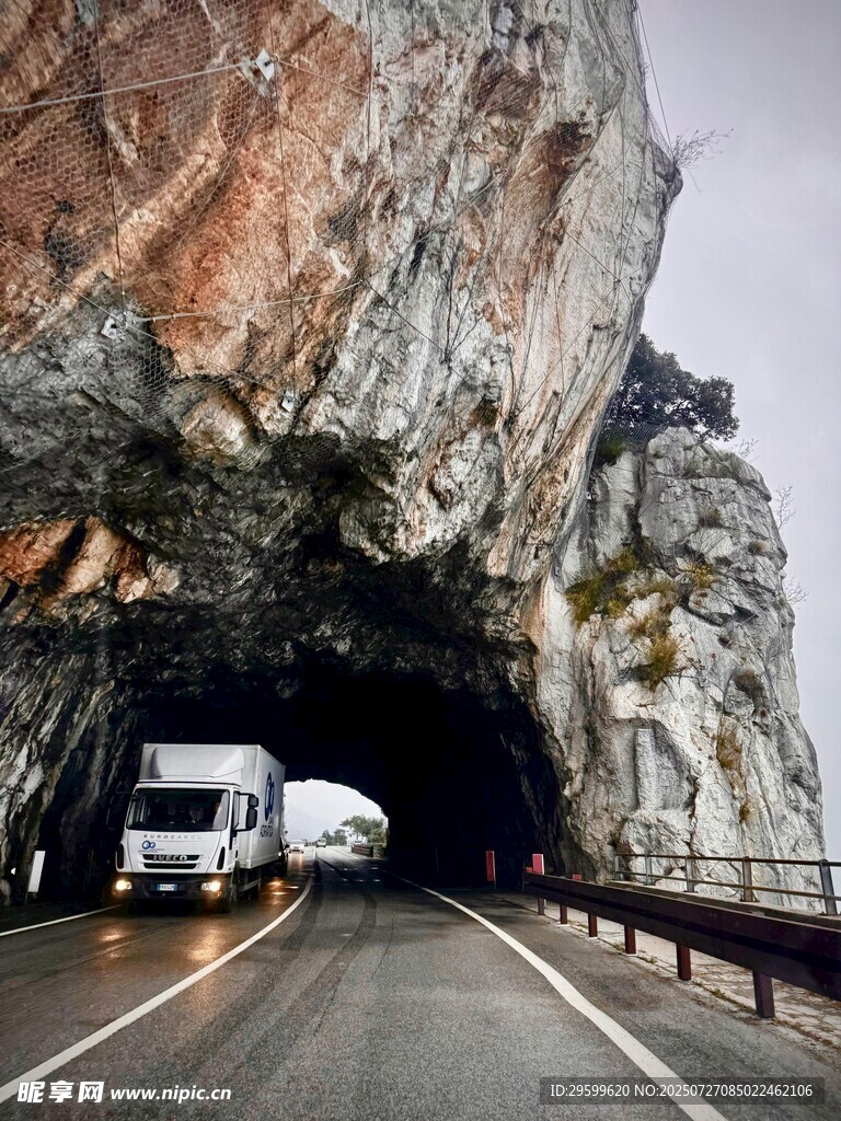 公路穿行山洞的壮观景象