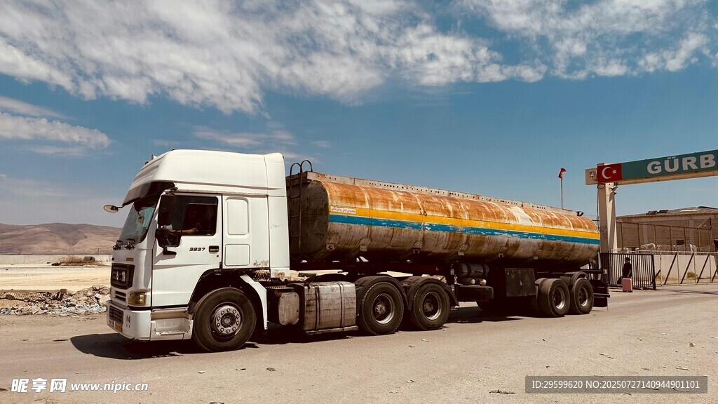 公路上的大型油罐运输卡车