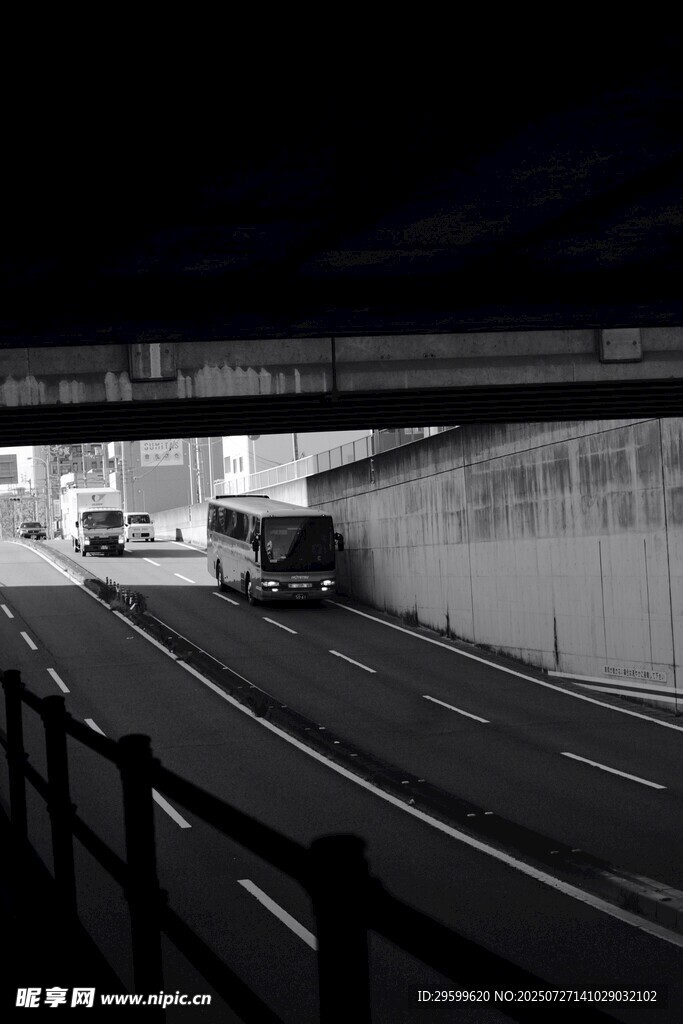 夜晚公路隧道内的车辆