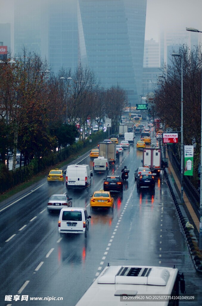 城市道路繁忙交通景象