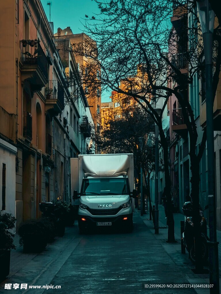 黄昏小巷中的车辆与建筑