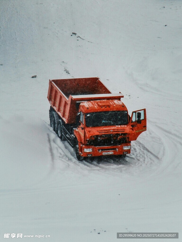 雪地中的橙色自卸卡车