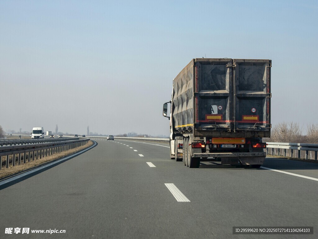 公路上行驶的大型货运卡车