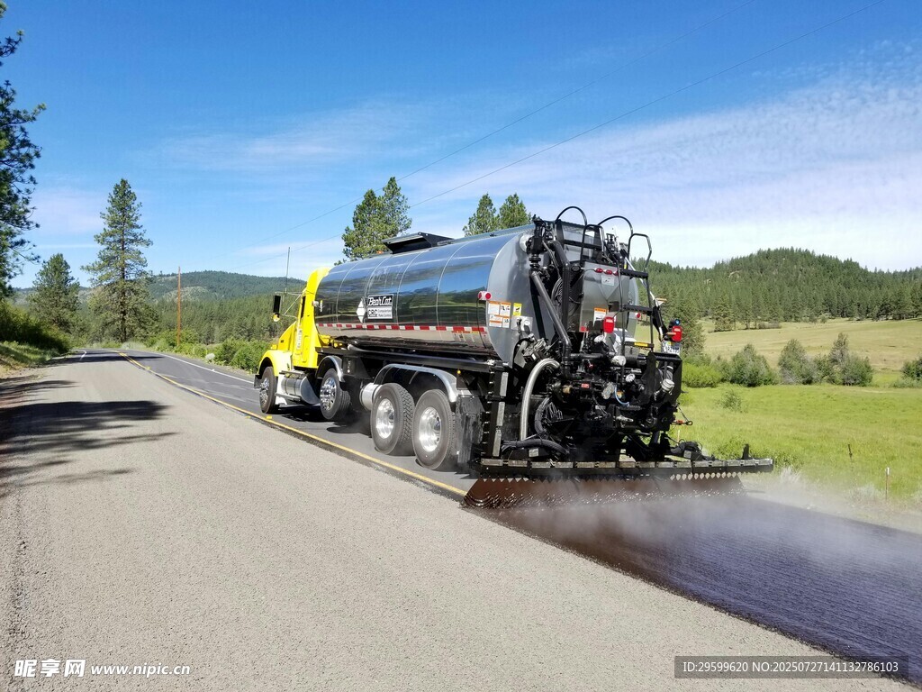 公路沥青铺设作业车