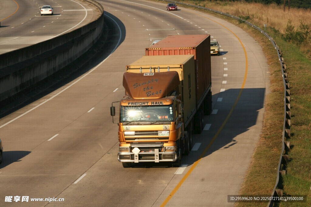 公路上行驶的载货大卡车