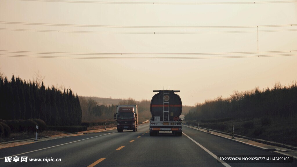 公路上行驶的两辆大货车