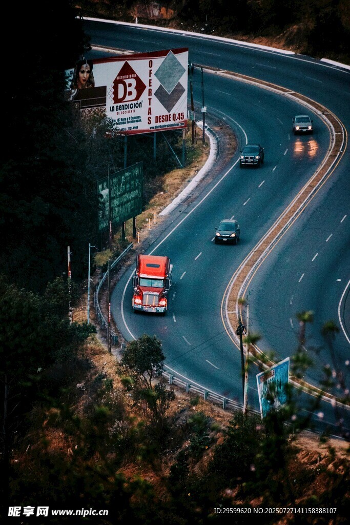 蜿蜒公路上的行驶车辆