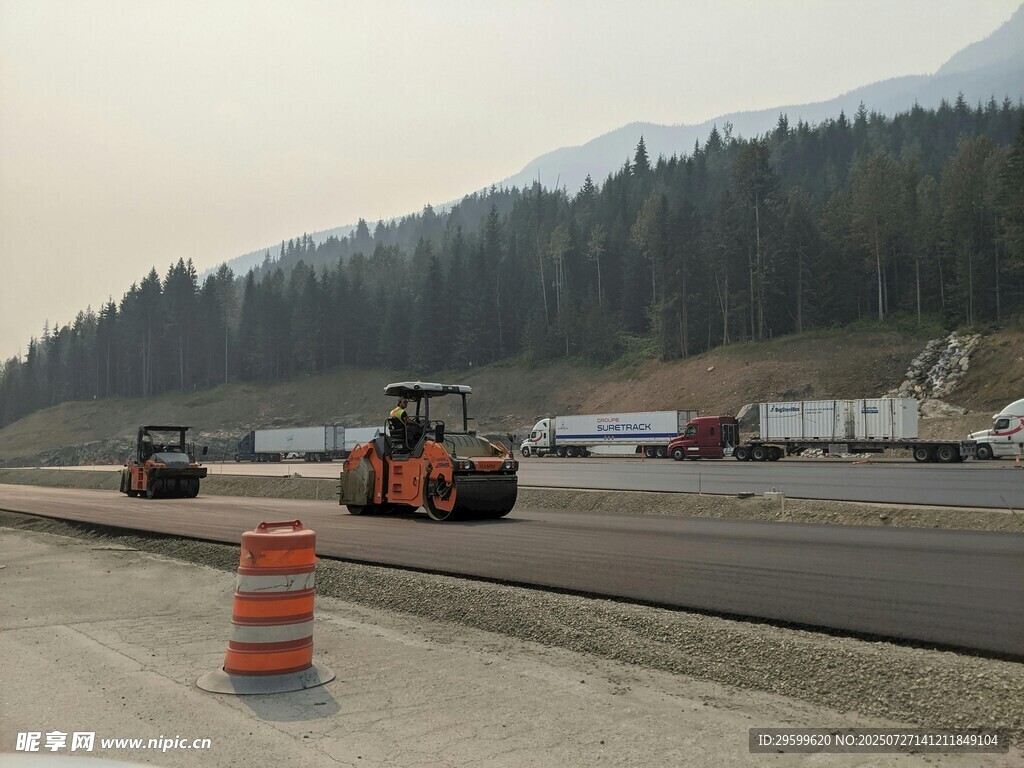 公路施工现场作业场景