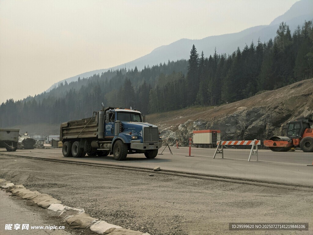 公路上行驶的大型货运车辆