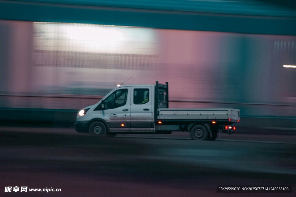 夜间行驶的载货小卡车