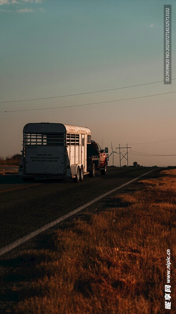 公路边的复古房车