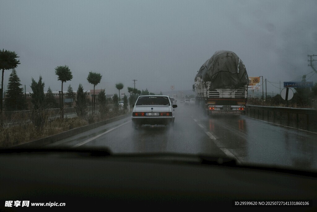 雨天行车视野中的前方道路