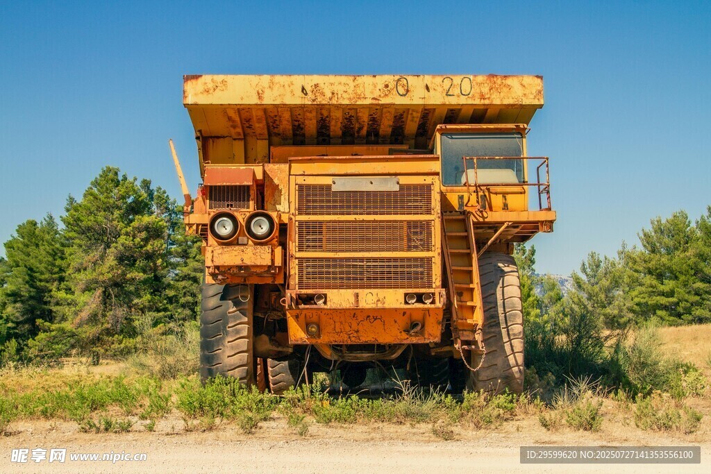 野外停放的大型黄色矿用卡车