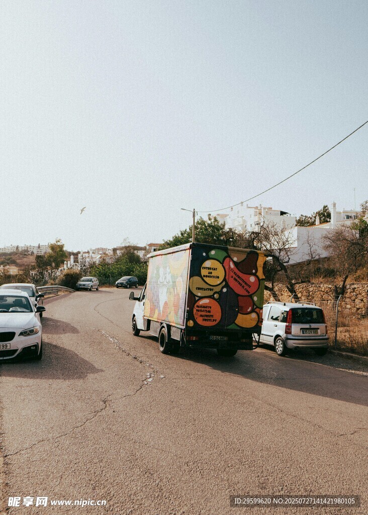 道路上行驶的多彩货车