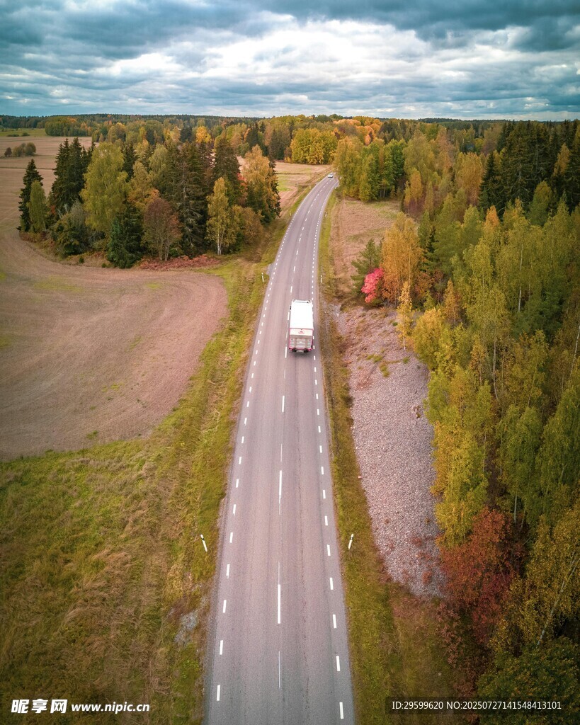 公路上行驶的白色货车
