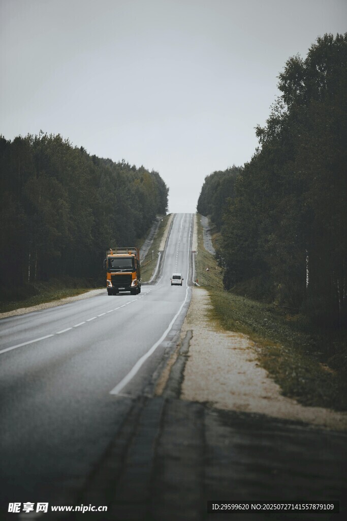 雨中公路上行驶的车辆