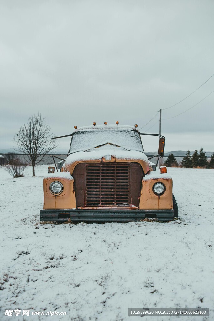 雪地中的复古卡车